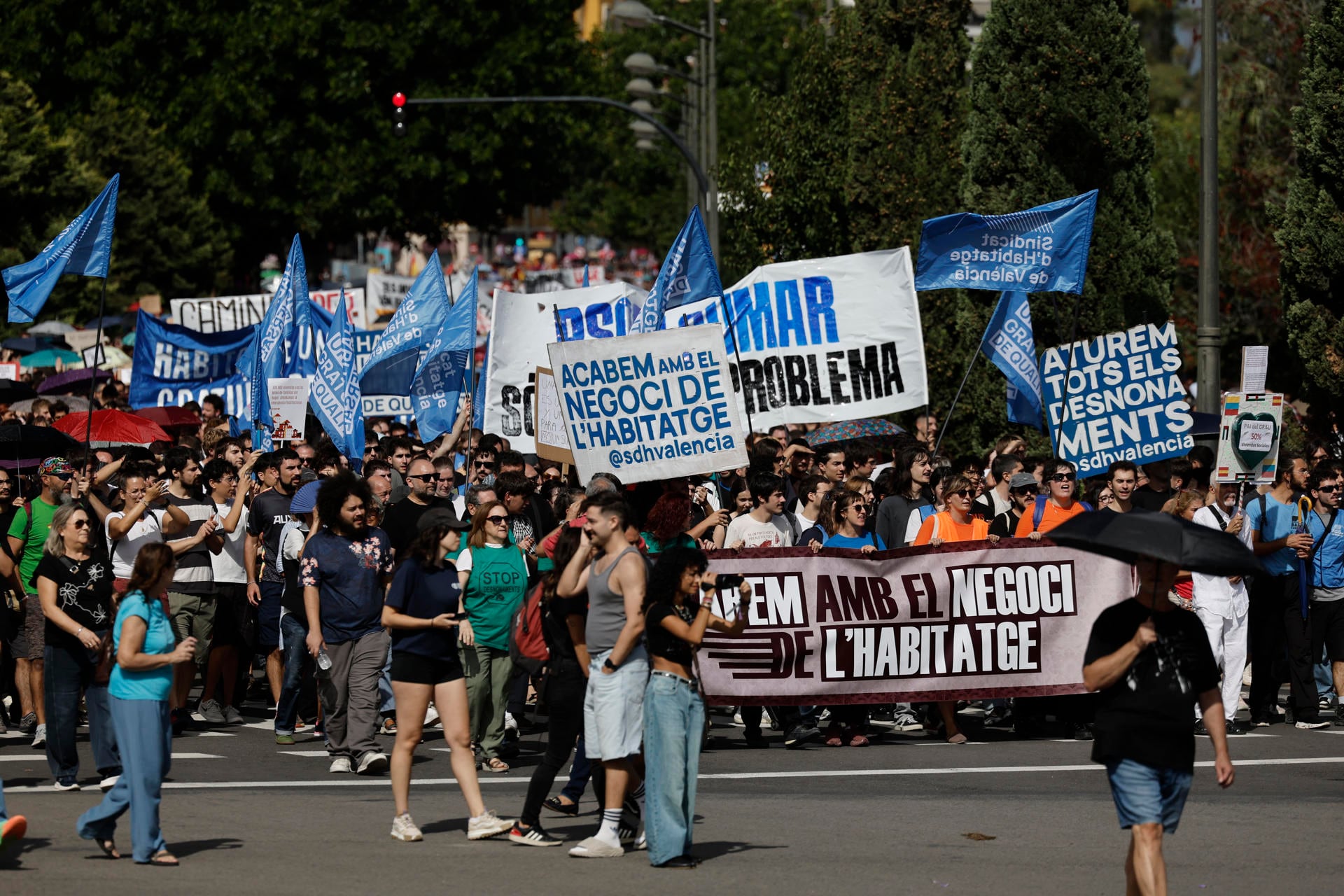 Colectivos por el derecho a la vivienda, como el Sindicat de Llogateres, se manifiestan en Valencia. EFE/ Kai Forsterling