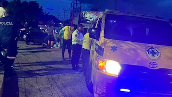 Un choque frontal entre dos vehículos en la carretera al Delirio, en San Miguel, dejó dos fallecidos y dos heridos graves. (Foto cortesía Comandos de Salvamento)