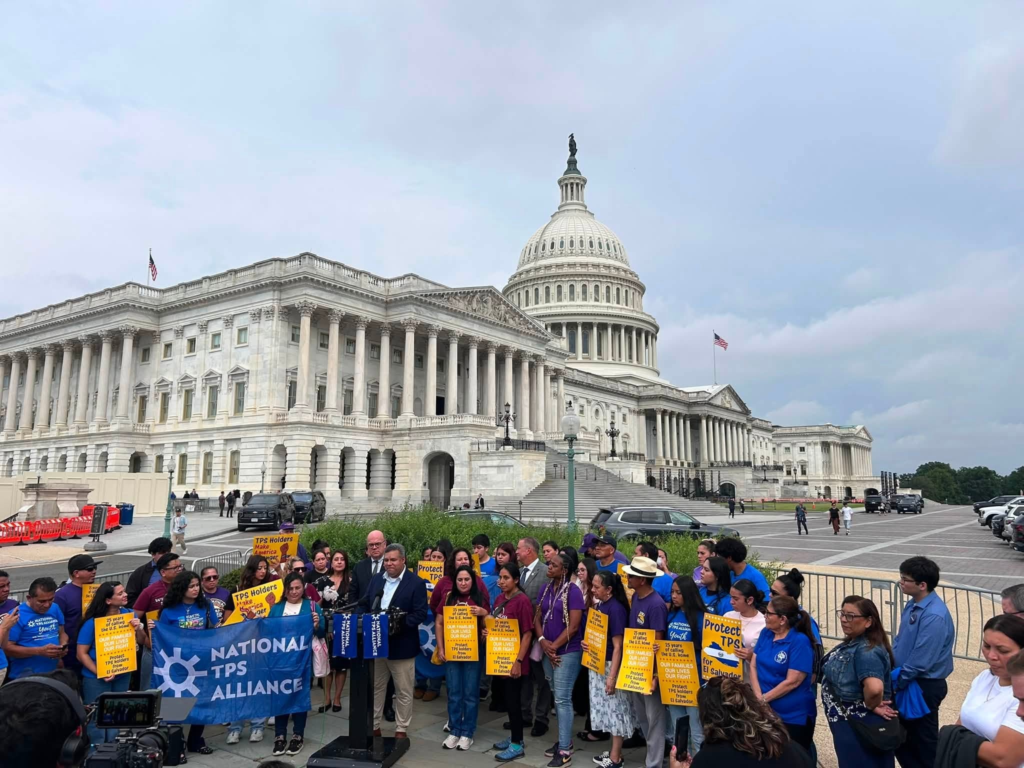 Hijos de beneficiarios del TPS viajaron a Washington D. C. para reclamar una extensión del amparo migratorio para los salvadoreños. (Cortesía: Asosal Los Angeles)