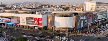 El acuerdo en Perú se integra a un plan del Grupo Falabella para reordenar sus activos inmobiliarios y concentrar en Mallplaza la administración de los centros comerciales