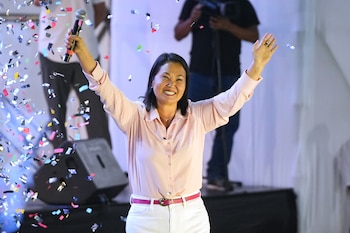 La candidata presidencial Keiko Fujimori, del partido Fuerza Popular, saluda a sus simpatizantes en el distrito de San Juan de Lurigancho, Lima, Perú, el sábado 9 de mayo de 2026. (AP Foto/Guadalupe Pardo)