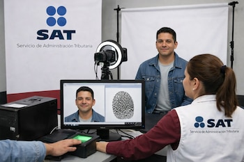 Hombre frente a cámara y monitor con su foto y huella dactilar. Mujer asiste con escáner de huella. Logo y texto del Servicio de Administración Tributaria.