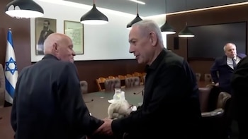 Netanyahu, primer ministro de Israel, se reúne con supervivientes del Holocausto y promete "nunca más".