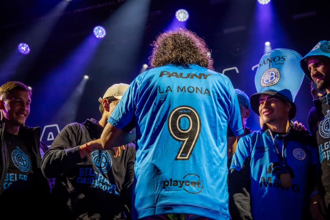 El cantante se llevó de regalo la número 9 del Pirata (@festivalnacionaldecuarteto)