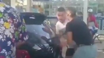 En el video se ve cómo sacó una barra metálica para agredir al hombre