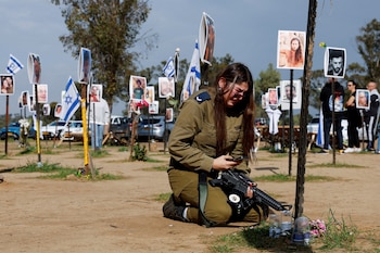 Una soldado israelí llora junto