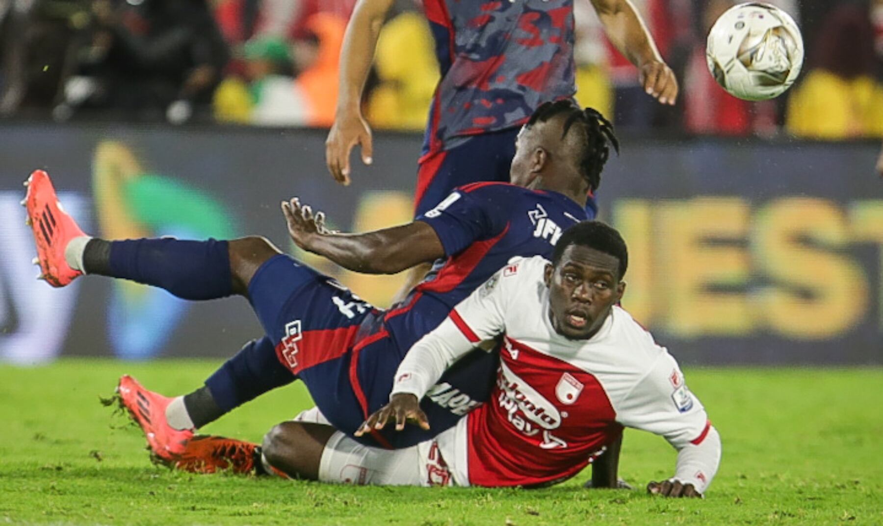 Las dos mujeres ingresaron una vez iniciado el partido entre Santa Fe y Medellín- crédito Colprensa