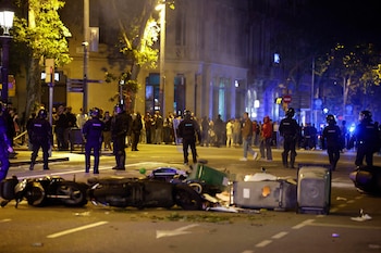 Una concentración de 600 jóvenes en el centro de Barcelona convocada por redes sociales ha derivado este sábado en saqueos de comercios, barricadas, quema de mobiliario urbano y enfrentamiento con los Mossos d'Esquadra. (EFE)