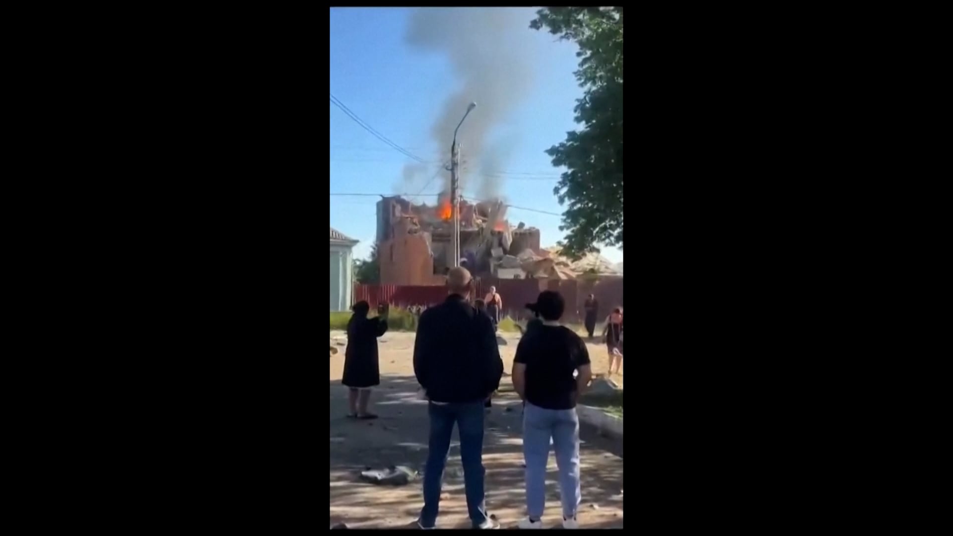 Vecinos observan el incendio en una vivienda alcanzada por un dron ucraniano en Yegoryevsk, región de Moscú (Reuters/Captura de pantalla)