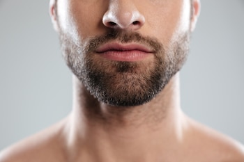 El efecto degradado en la barba ofrece un look moderno y sofisticado que resalta la estructura facial (Freepik)