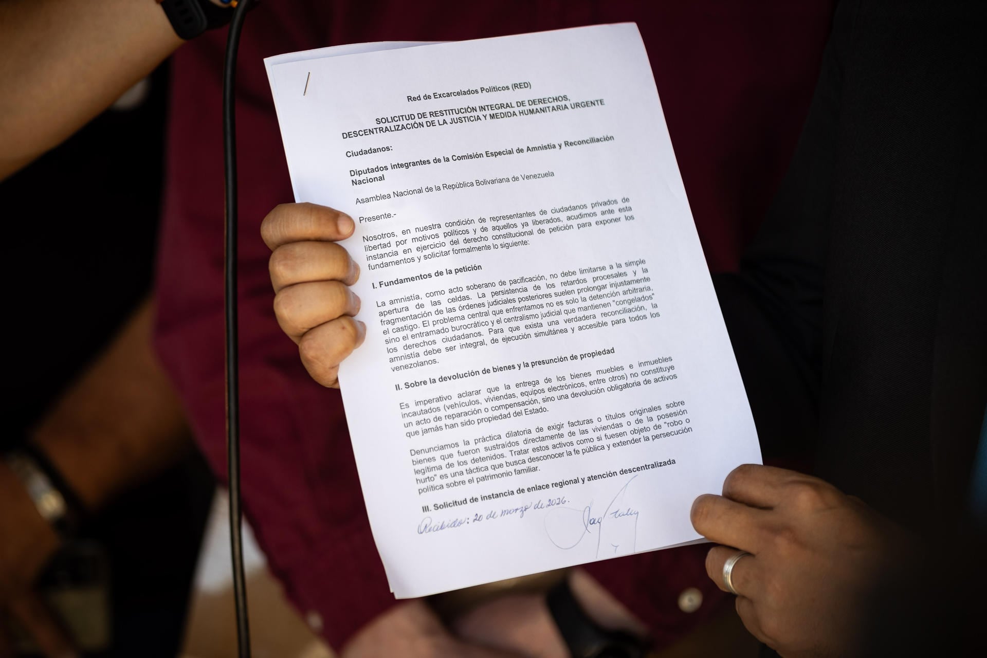 El ex diputado Américo de Grazia muestra un documento durante una rueda de prensa en Caracas (Venezuela) (EFE/ Ronald Peña R)