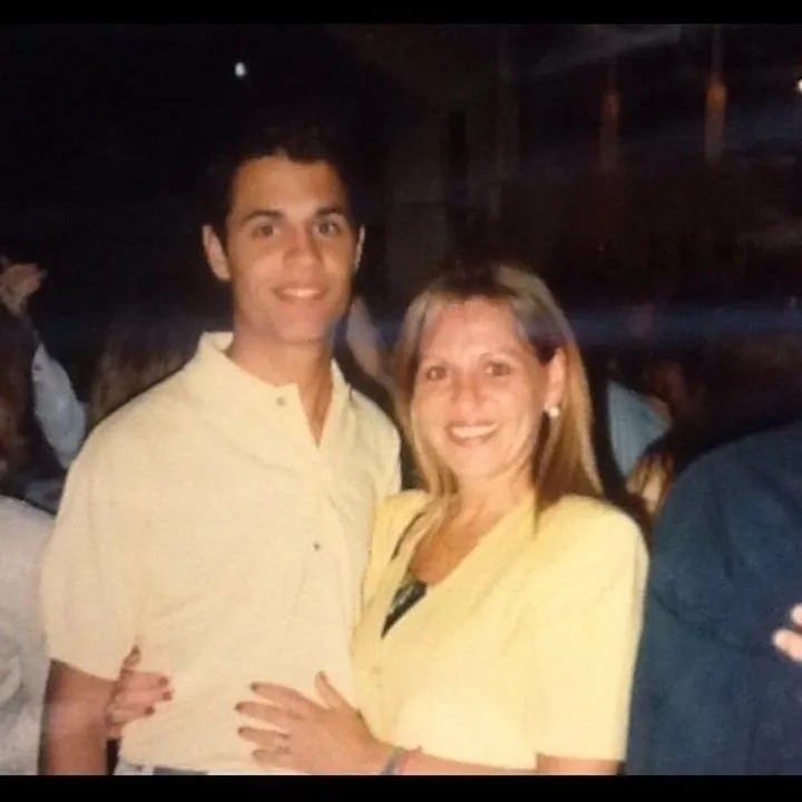 El periodista Tomás Dente posa junto a su madre Ada