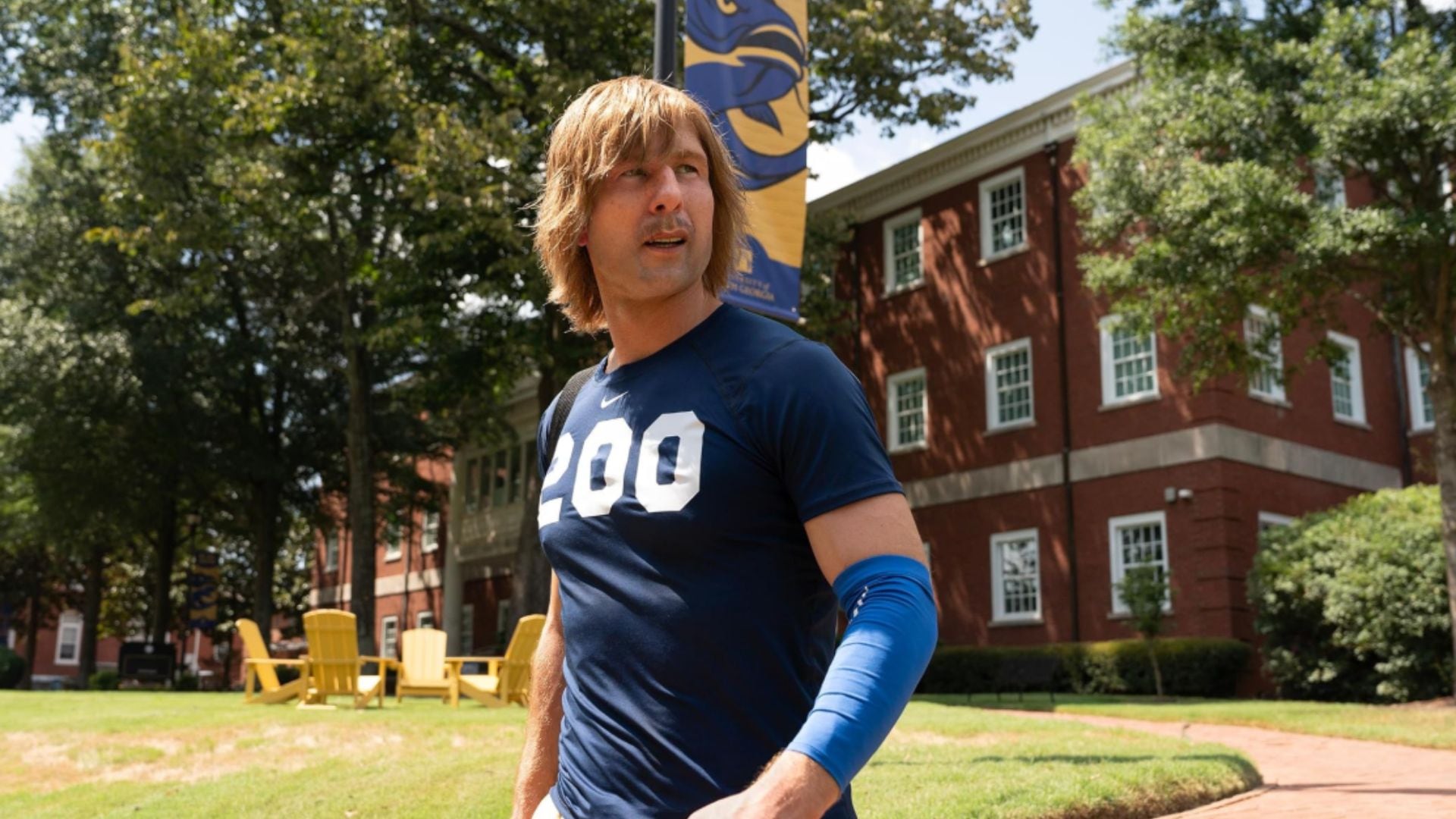 Glen Powell se transformó físicamente para interpretar a Chad Powers (Disney+)