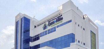 Al menos 24 médicos especialistas,