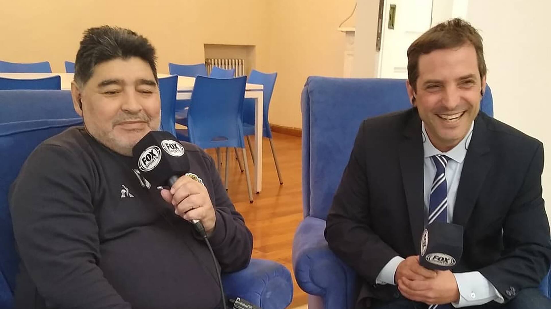 El periodista Federico Bueno junto a Diego Maradona