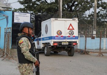 Un soldado hace guardia mientras