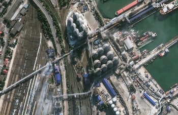 Imagen satelital muestra daños en un transportador de granos en Novorossiysk, tras el ataque que obligó a suspender operaciones en dos terminales (Reuters/Captura de pantalla)