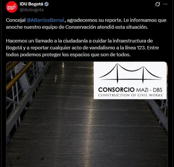 El IDU informó que repuso las láminas retiradas en el puente peatonal y señaló que su equipo de Conservación atendió la situación - crédito @idubogota / X