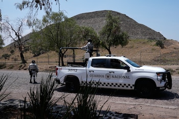 Tropas de la Guardia Nacional patrullan las pirámides de Teotihuacán, que permanecieron cerradas un día después de que un hombre armado abriera fuego contra turistas en el sitio arqueológico a las afueras de la Ciudad de México, el martes 21 de abril de 2026. (AP Foto/Marco Ugarte)