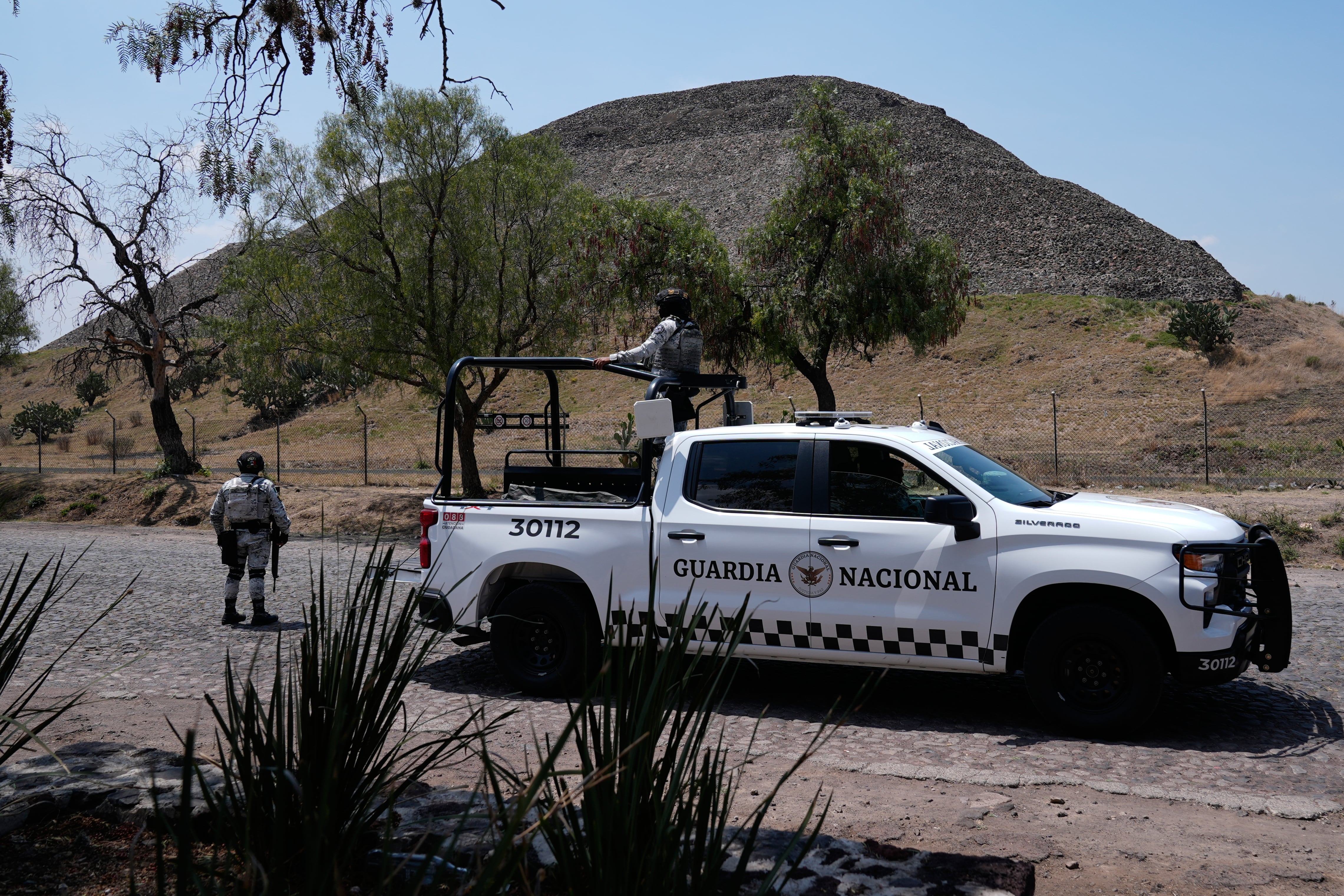 Tropas de la Guardia Nacional patrullan las pirámides de Teotihuacán, que permanecieron cerradas un día después de que un hombre armado abriera fuego contra turistas en el sitio arqueológico a las afueras de la Ciudad de México, el martes 21 de abril de 2026. (AP Foto/Marco Ugarte)
