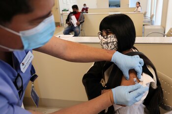 Una mujer recibe una dosis