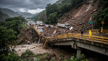 Lluvias ya hacen estragos en carreteras de México: derrumbes en puentes provocan cierres y daños viales