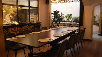 Fortezza nació formalmente en 2021 en Bogotá, en plena pandemia, bajo la dirección de Tangredi y de Daniela Hoyos Llach, empresaria colombiana, esposa y socia del chef.