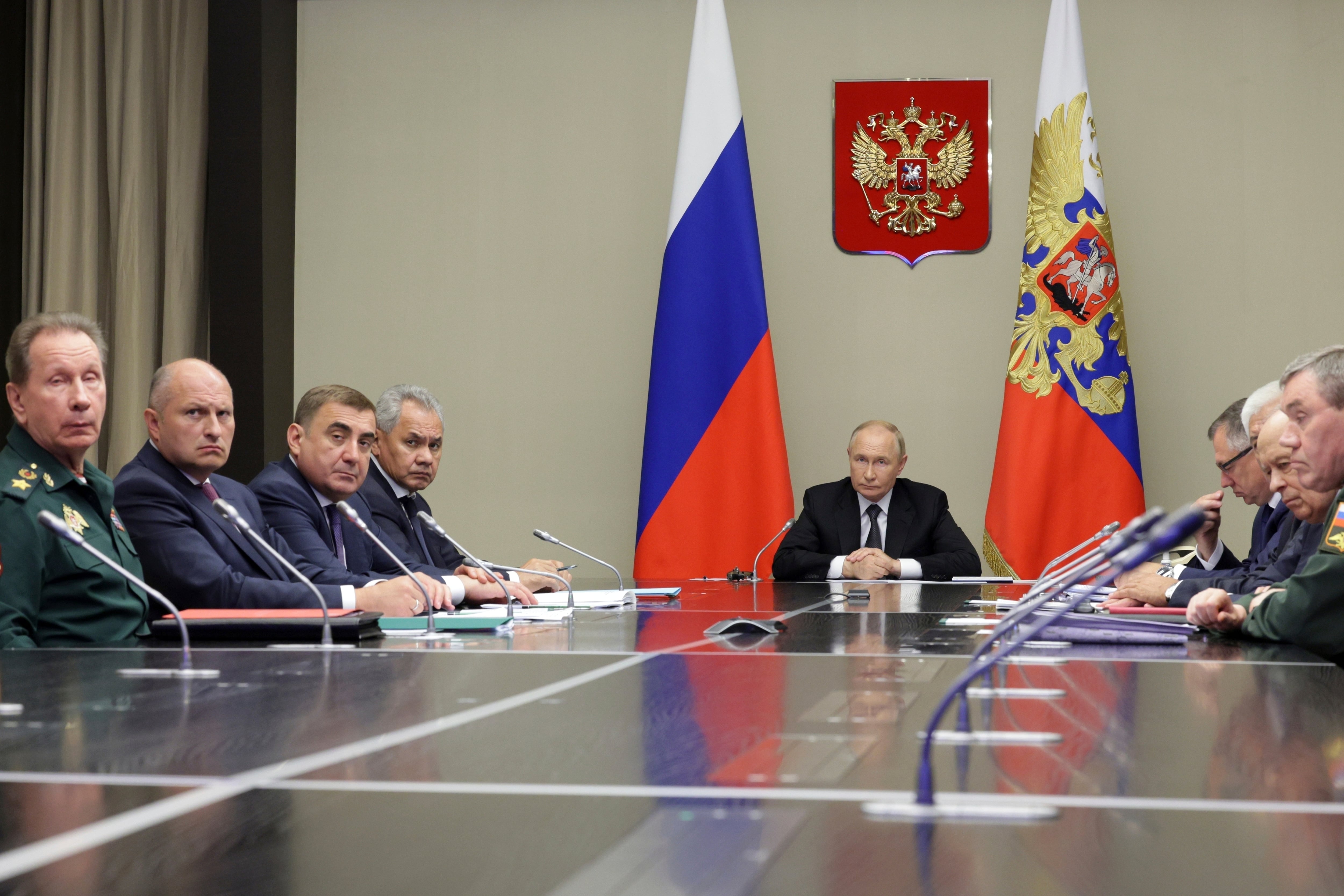 El presidente ruso, Vladímir Putin, en el centro, encabeza una reunión con los principales funcionarios de seguridad y defensa de Rusia, en las afueras de Moscú, Rusia, el lunes 12 de agosto de 2024 (Gavriil Grigorov, Sputnik, Kremlin Pool Photo via AP)