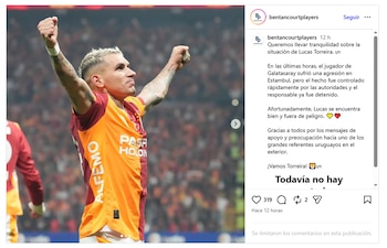 El agresor de Lucas Torreira con el pelo teñido de rubio y brazos levantados en señal de celebración en un estadio de fútbol