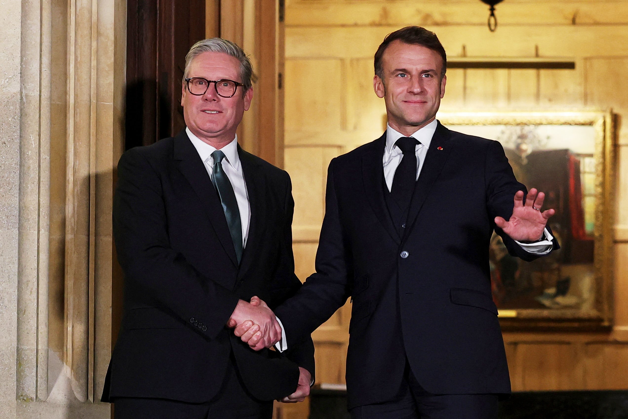 El primer ministro británico Keir Starmer (izq) y el presidente francés Emmanuel Macron (Toby Melville/AP/Archivo)