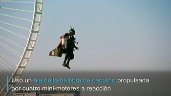 El deportista francés Vince Reffet logró volar a 1.800 metros de altitud usando un ala delta de fibra de carbono propulsada por cuatro mini-motores a reacción.
VERSION SUBTITULADA