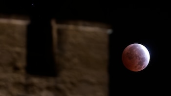 Las mejores imágenes del eclipse parcial de Luna: un evento astronómico que ha podido disfrutarse en toda España