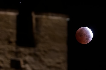Eclipse lunar parcial, este viernes, visto desde Córdoba. (EFE/Salas)