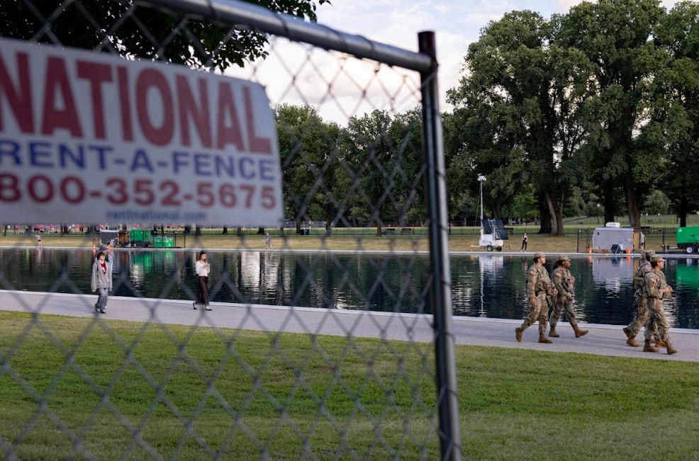 Miembros de la Guardia Nacional patrullan cerca de la valla que rodea el perímetro del Estanque Reflectante (Tyler M. Andrews/The Washington Post)
