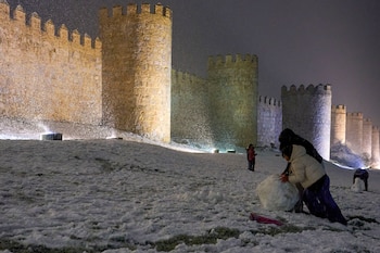 Varias personas juegan con la