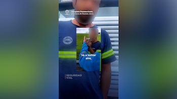 Un hombre con el rostro difuminado sostiene un alcoholímetro frente a un agente vial, junto a textos sobre la Autopista Panamericana