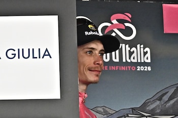 El ciclista danés Jonas Vingegaard (Visma Lease A Bike), ataviado con la 'maglia' rosa que le acredita como líder del Giro de Italia, este domingo. EFE/LUCA ZENNARO