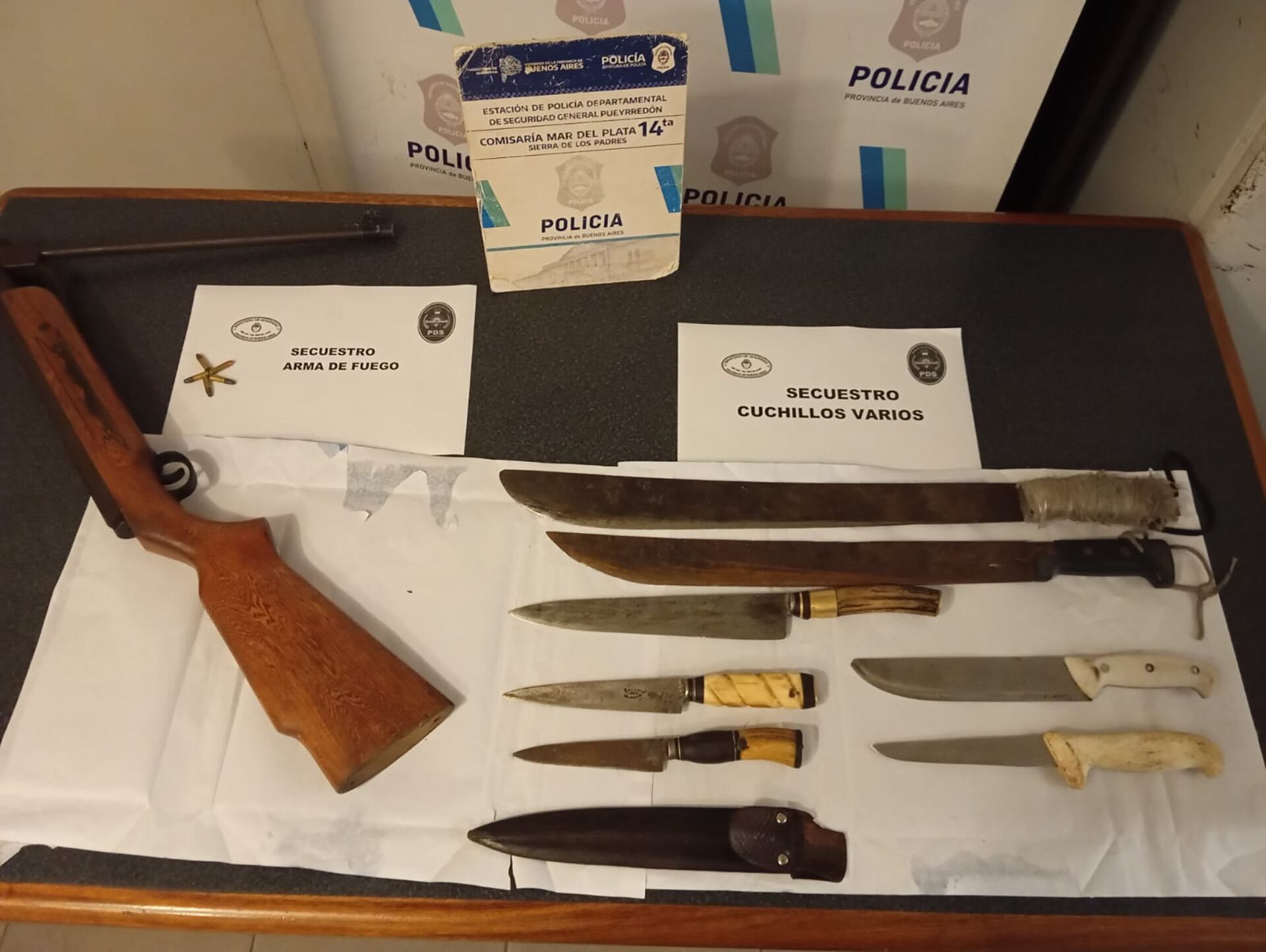 El rifle y los cuchillos incautados