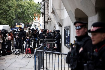 Grupo de periodistas reunido frente al tribunal penal británico conocido popularmente como 'Old Bailey'. REUTERS/Henry Nicholls
