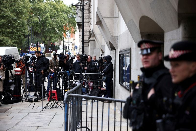 Grupo de periodistas reunido frente al tribunal penal británico conocido popularmente como 'Old Bailey'. REUTERS/Henry Nicholls
