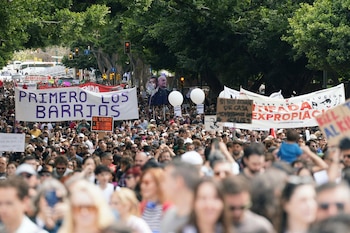Miles de personas se manifiestan en Málaga por el derecho a la vivienda. (Álex Zea/Europa Press)