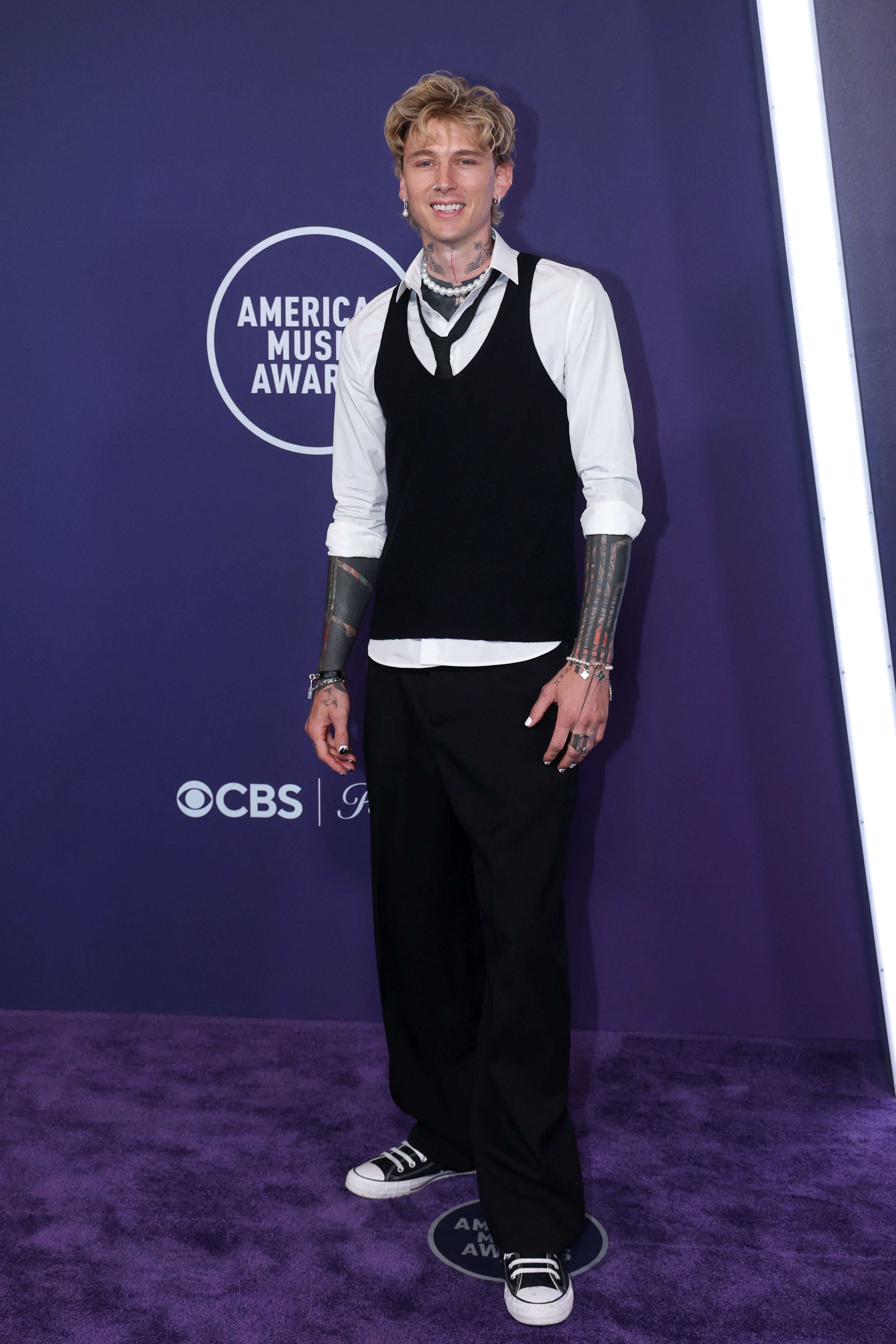 El cuero, el denim y las botas son elementos recurrentes en el vestuario de Machine Gun Kelly (REUTERS/Ronda Churchill)