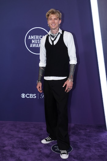 El cuero, el denim y las botas son elementos recurrentes en el vestuario de Machine Gun Kelly (REUTERS/Ronda Churchill)