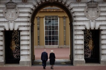 Carlos y Camilla ingresando al Palacio de Buckingham (REUTERS/John Sibley)