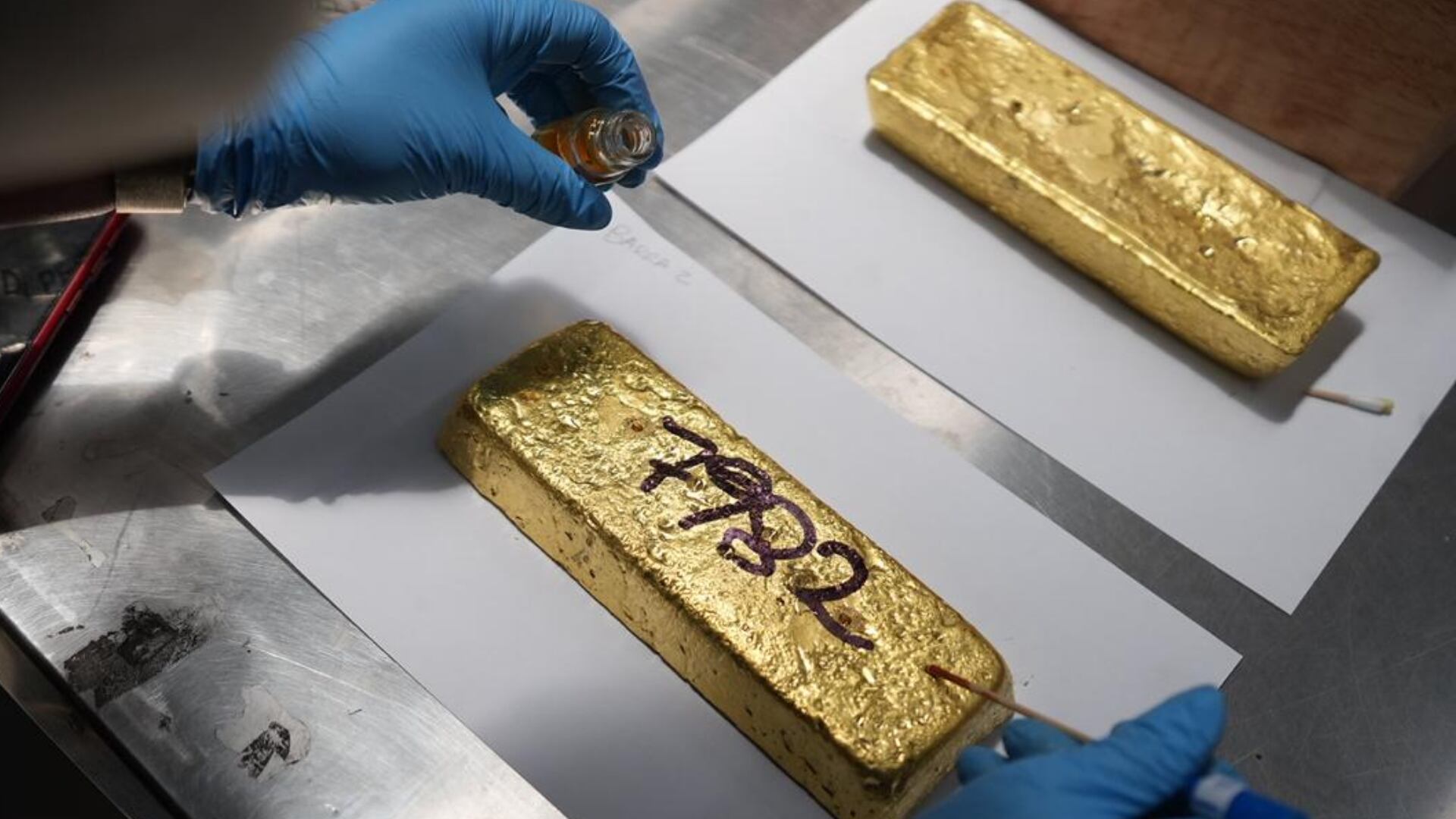 Perú incauta tres lingotes de oro valorizados en más de 11 millones de soles que iban a ser enviados a India e Italia| Fiscalía