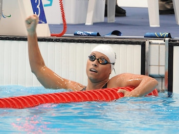 Teresa Perales celebra la medalla de bronce ganada en los 100 metros braza de natación en los Juegos Paralímpicos de Londres 2012. (EFE/Javier Regueros)