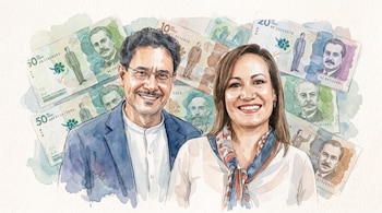 Ilustración en acuarela de Iván Cepeda y Carolina Corcho con varios billetes colombianos de fondo.