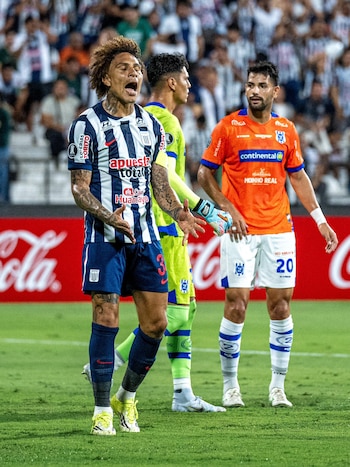 Paolo Guerrero molesto por el