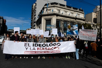 Carteles que aluden a la