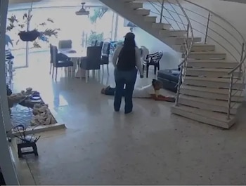 Los asaltantes agredieron a una de las personas presentes y sustrajeron 80 millones de pesos en efectivo de la vivienda - crédito X